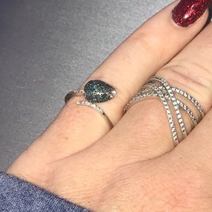 14k White Gold Flower Ring w/ Blue & White Diamond